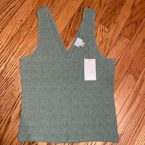 ⭐️A new day nwt green size medium tank - Picture 1 of 3